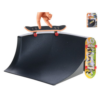 Skateboard 9,5cm kov s rampou na kartě