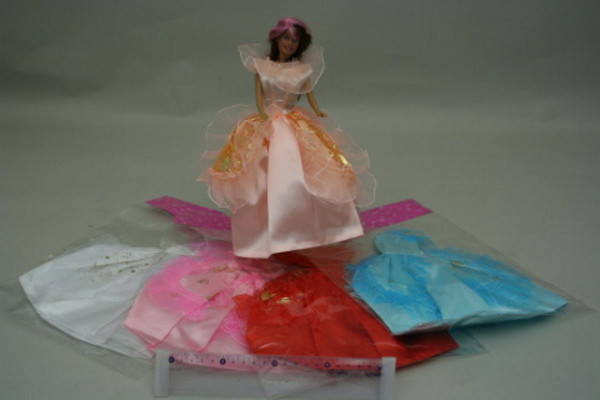 Plesové šaty na panenku typu Barbie.